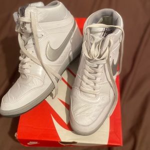 WMNS NIKE FORCE SKY HIGH